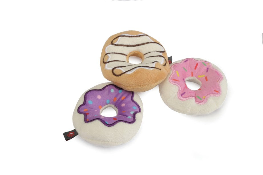 Gioco Camon per cani a forma di ciambella in peluche con squeaker interno, 11 cm, colore assortito Gioco Camon per cani a forma di ciambella in peluche con squeaker interno, 11 cm, colore assortito